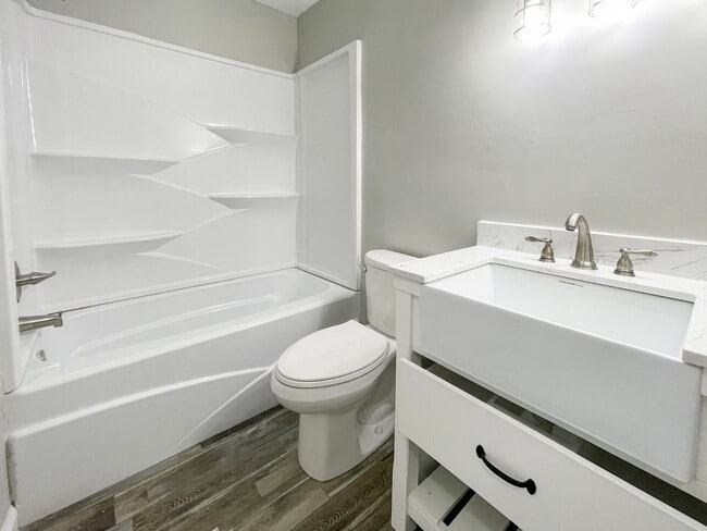 Building Photo - Fully Renovated!