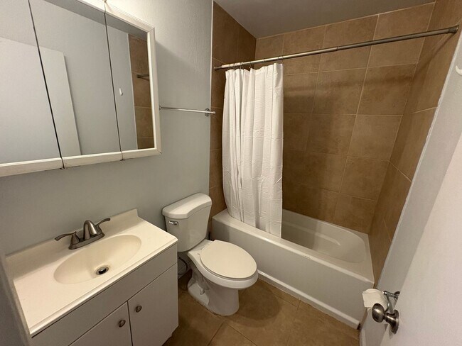 Building Photo - Rent Today! Available Charming 2 Bed 1 Bath in North Highlands Area!