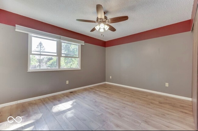 Building Photo - 3935 Mistletoe Dr