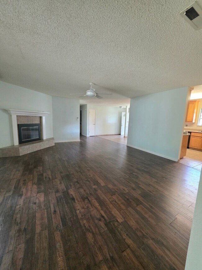 Building Photo - 4BR/3BA with PRIVATE IN-LAW SUITE / SECOND LIVING SET-UP