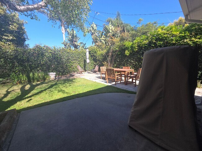 Building Photo - Mid-town Ventura 3 Bedroom 2 bath single level home