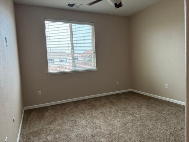 Building Photo - Corner lot Roseville property!