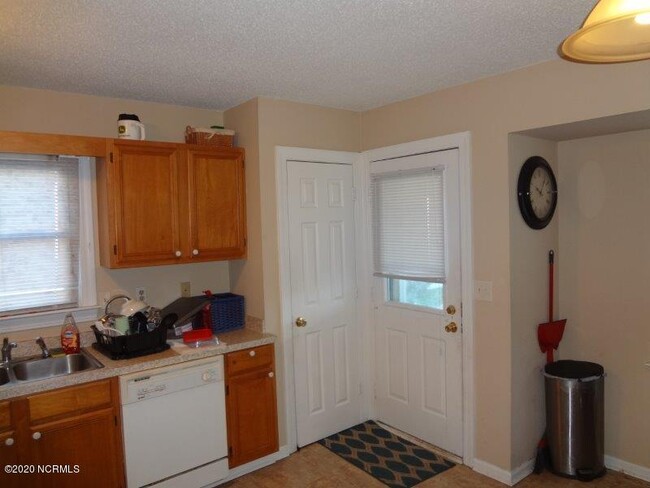 Building Photo - 1505 Cedar Ln