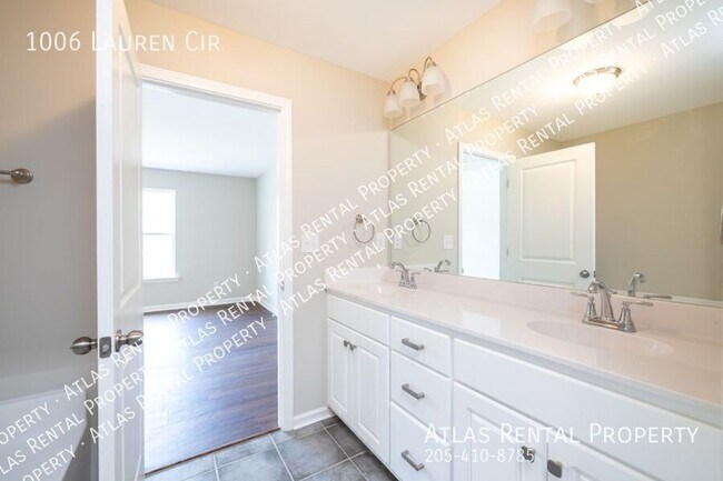 Building Photo - 1006 Lauren Cir E