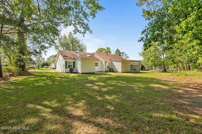 Building Photo - 141 Pine Crest Dr