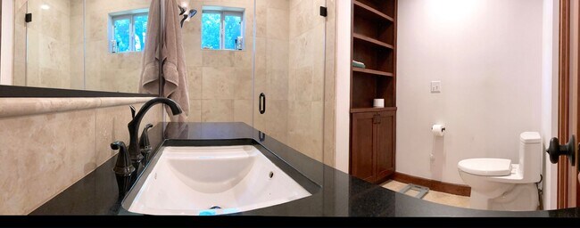 Building Photo - Charming Hyde Park Bungalow with Modern Co...