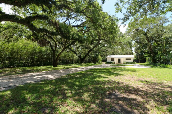 Building Photo - 2101 Riverland Rd