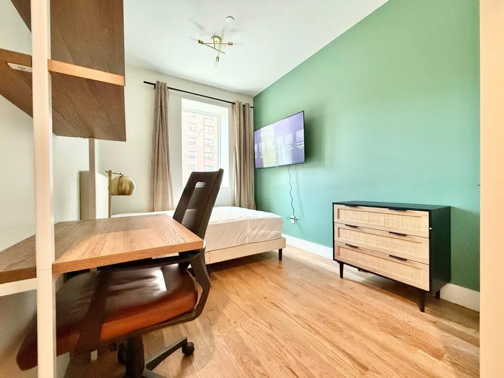 Building Photo - Furnished room/NOT APARTMENT