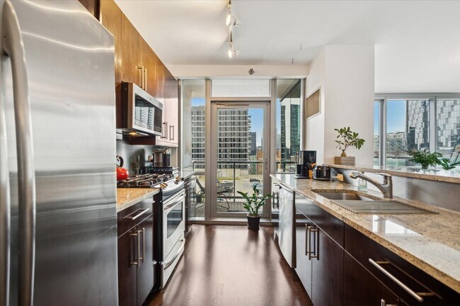 Building Photo - 123 S Green St