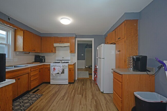 Building Photo - 320 4th St W