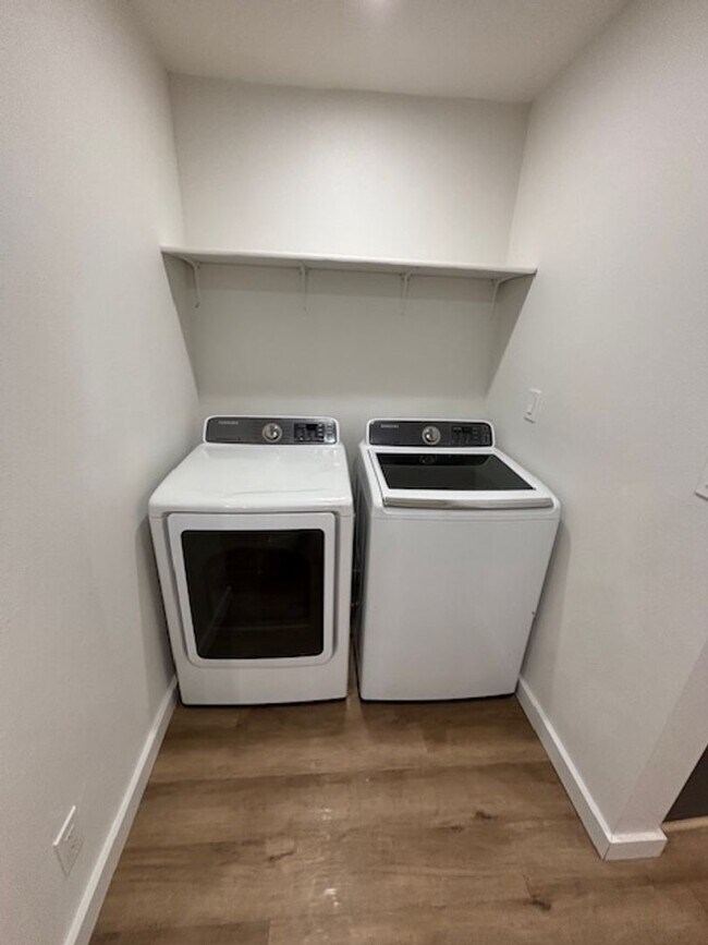 Building Photo - 271 E 8th St