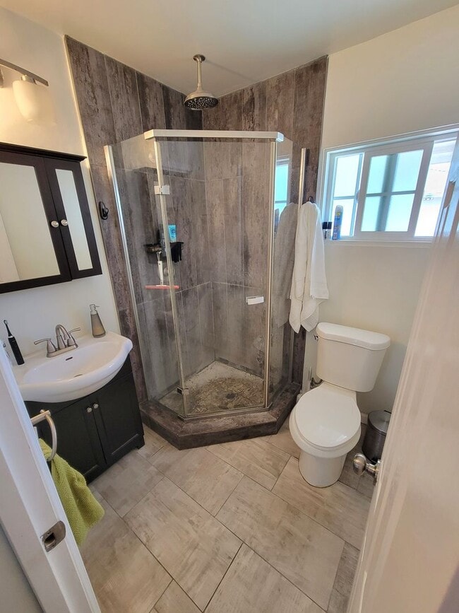 Building Photo - Great Single Family Home in West Long Beach