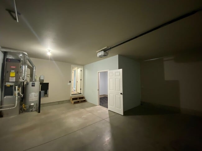 Building Photo - Oakview 3 Bedroom Beauty w/huge Bonus Room!