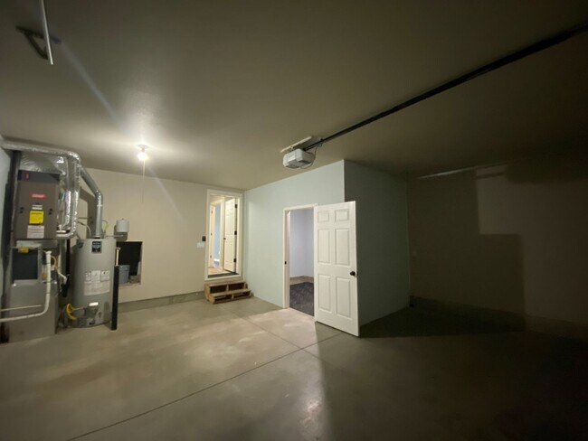 Building Photo - Spacious 3-Bedroom Home with Bonus Room in...