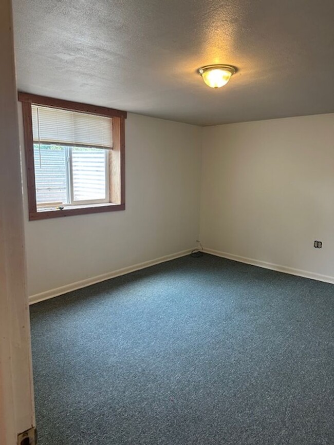 Building Photo - Hey Students.  3 bedroom Mid town off Step...