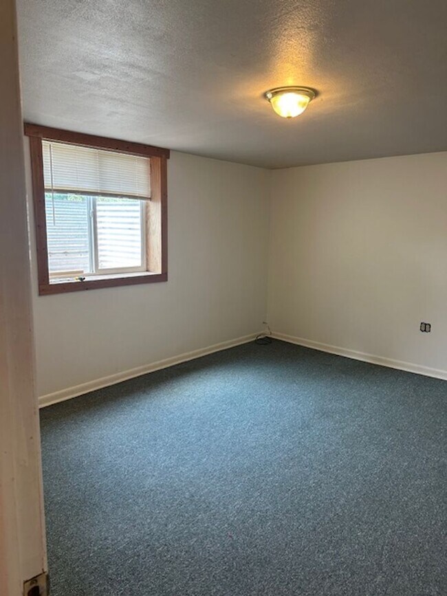 Building Photo - Hey Students.  3 bedroom Mid town off Stephens