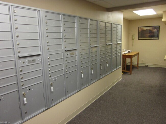 Building Photo - 13800 Fairhill Rd