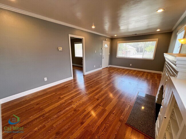 Building Photo - $4000 Beautiful Cottage Style 2 Bed 1 Bath...