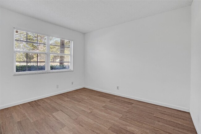 Building Photo - 1560 SE Royal Green Cir