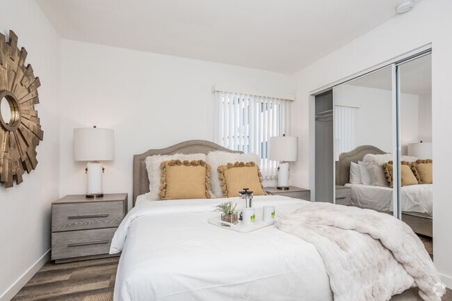 1BR, 1BA - 700-775 SF - Yosemite Garden Apartments