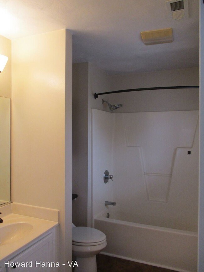 Building Photo - 3 br, 2.5 bath House - 961 Thomas Circle