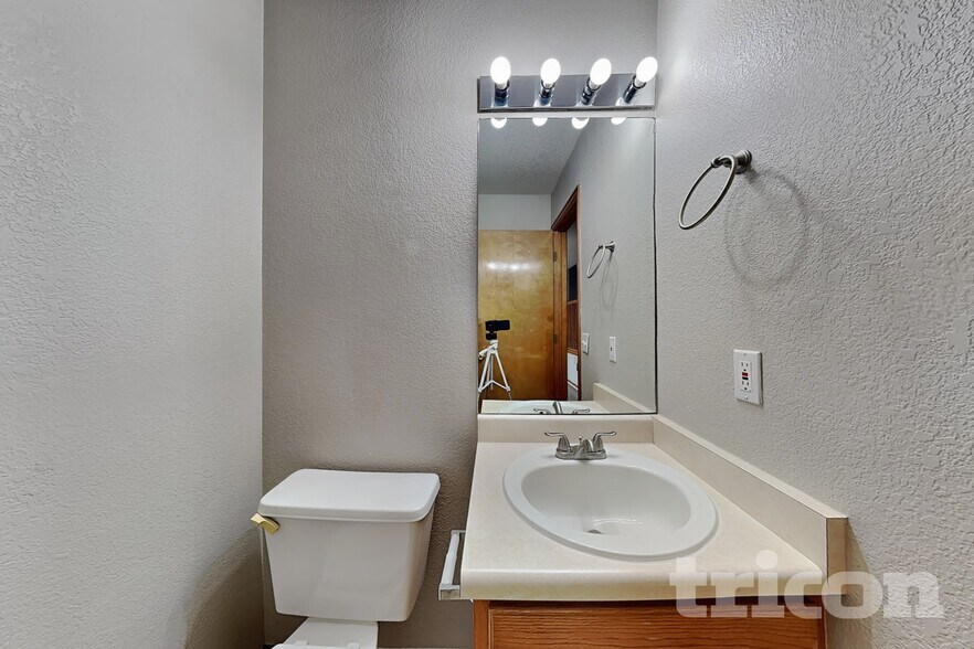 Building Photo - 446 W 116th Pl
