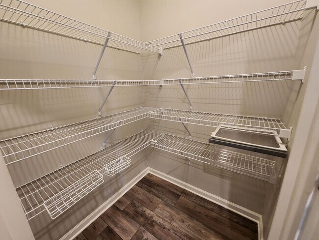 Building Photo - 5 Bedroom 3 Bath 2 Car Garage in Forsyth C...