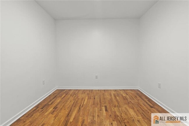 Building Photo - 362 1/2-362 New St