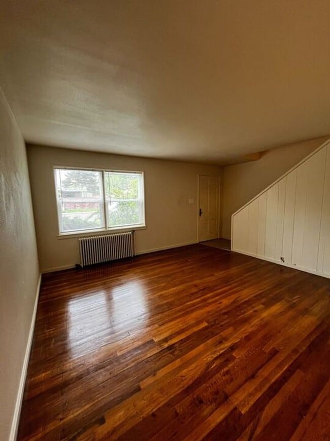 Building Photo - 2 BEDROOM 1 BATHROOM TOWNHOME CLOSE TO WAR...