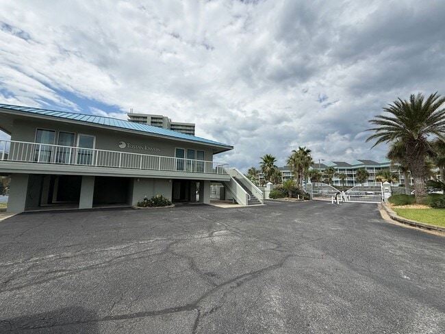 Building Photo - Pensacola Beach - Tristian Towers - 2 bedroom, 2 bathroom - Community Pool & Water views