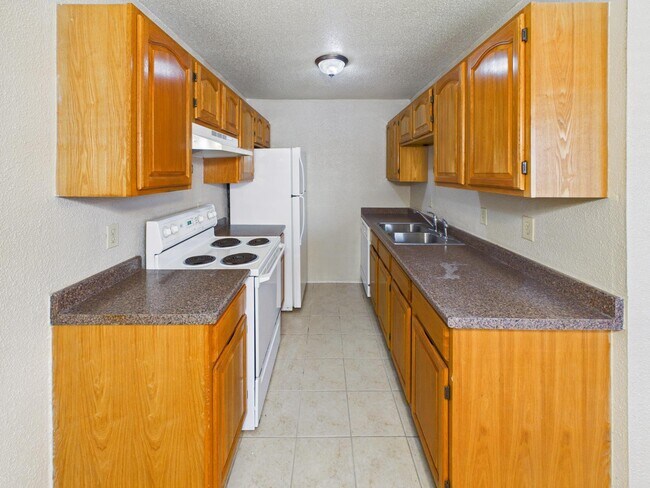 Building Photo - 1505 Oakdale Cir