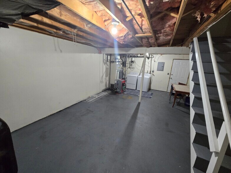 Building Photo - 157 3rd St
