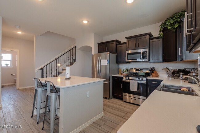 Building Photo - 305 Del Palmar