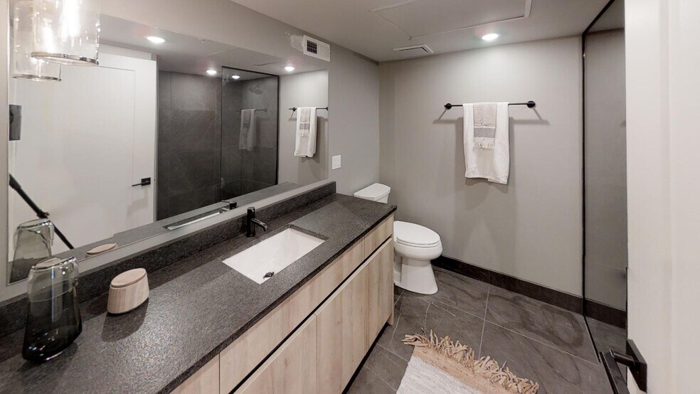 Building Photo - 731 N Sangamon St