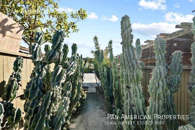 Building Photo - 440 Vista Dr