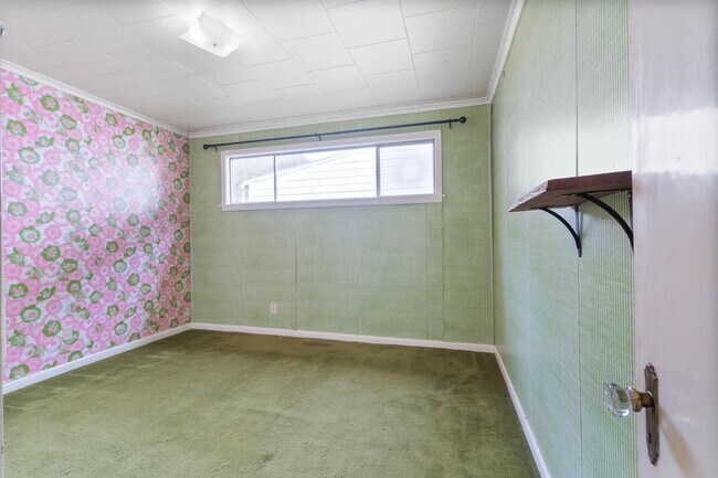 Building Photo - Quaint, inviting 4-bdrm/2-bath home in Cloverdale. Serene living, huge yard, covered patio