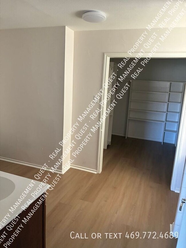 Building Photo - 814 Meandering Way