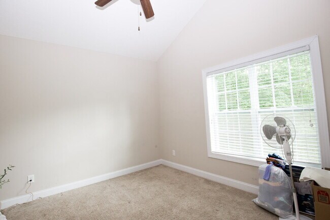 Building Photo - "Large 3-Bedroom plus BONUS Retreat with S...