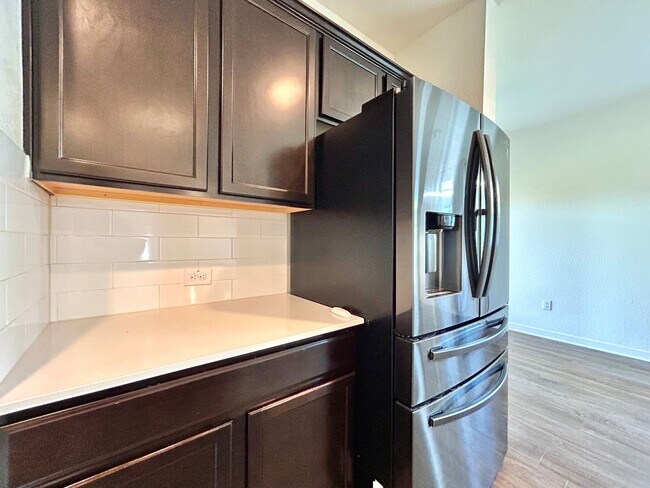 Building Photo - Spacious 4/BR 3/BA Home with Modern Upgrades