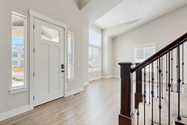 Building Photo - Large Spacious 4 Bedroom Home in Desirable Highland with Private Backyard and Finished Basement