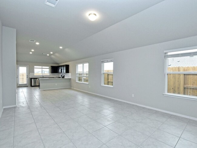 Building Photo - 3 BR / 2 BA - 1533 SF in Bastrop - Close t...