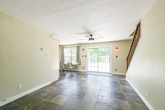 Building Photo - 201 Meadowlawn St