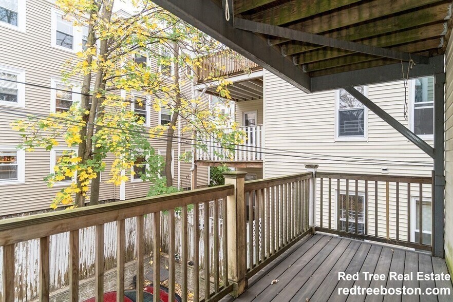 Building Photo - 164 Boylston St