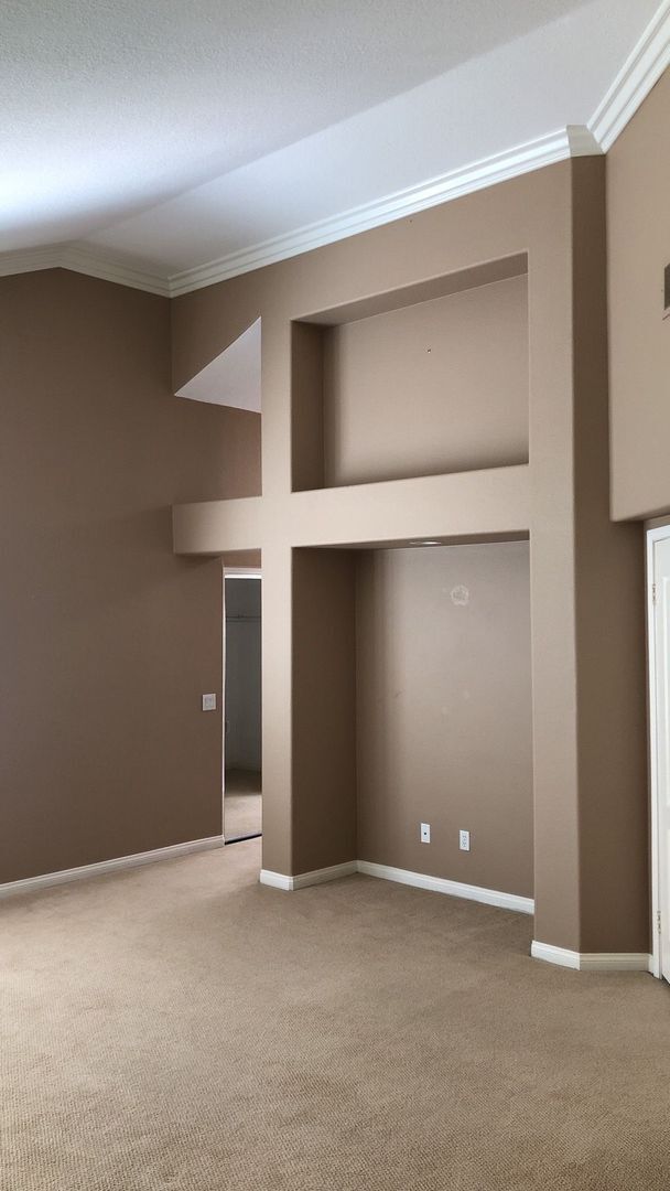 Building Photo - Stunning Sierra Del pro view home!