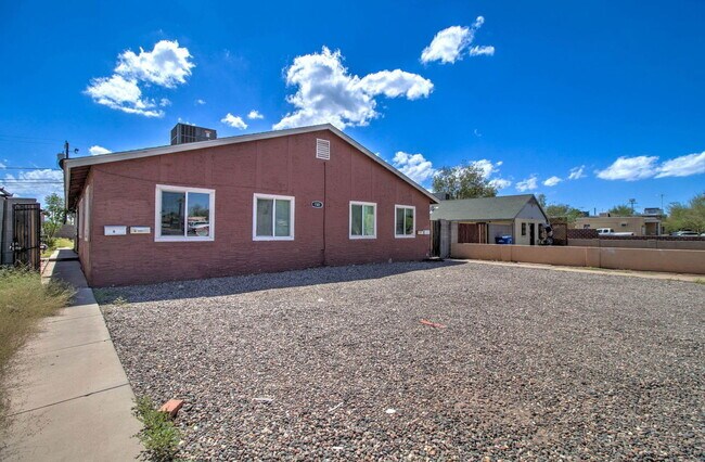 Building Photo - 1501 E Roosevelt St