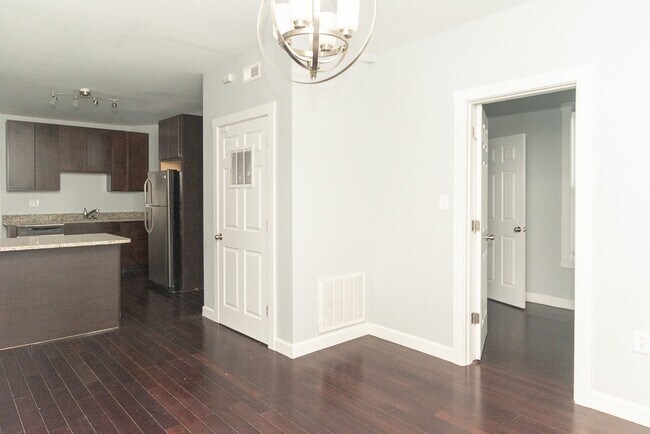 Building Photo - 2968 N Ridgeway Ave