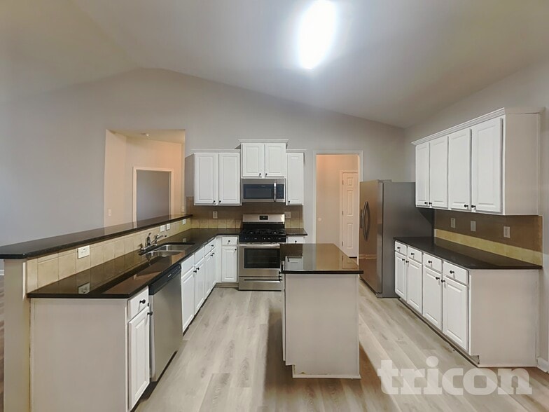 Building Photo - 654 Ivy Chase Loop