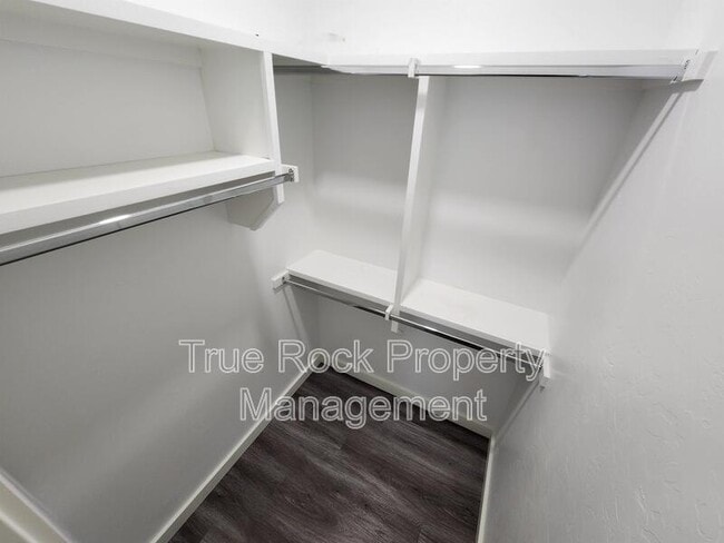 Building Photo - 418 E 13th St