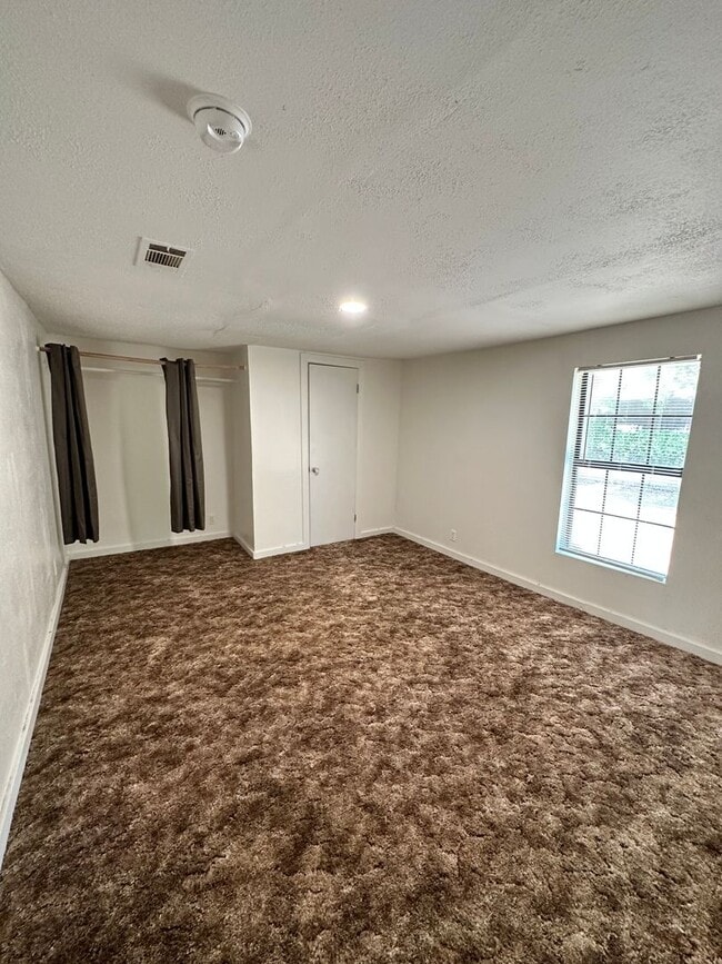 Building Photo - Charming 3 Bedroom House with Fenced Backyard | Conveniently Located near 820 and W. Camp Bowie