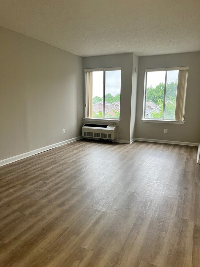 Building Photo - 121 Wellington Ct